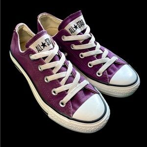 Women’s converse lowtops